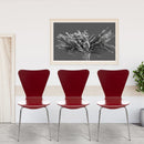 Moderner Besucherstuhl mit Holzsitz und stabilem Metallgestell