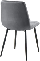 Komfortabler Esszimmerstuhl mit Samtbezug und Metallgestell