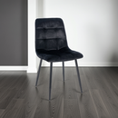 Komfortabler Esszimmerstuhl mit Samtbezug und Metallgestell