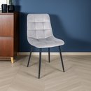 Komfortabler Esszimmerstuhl mit Samtbezug und Metallgestell