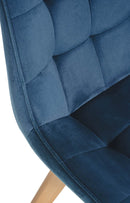 Moderner Esszimmerstuhl mit Samtbezug und Holzgestell