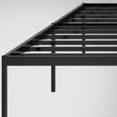 Metallbett mit robustem Stahlgestell und minimalistischem Design