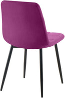 Komfortabler Esszimmerstuhl mit Samtbezug und Metallgestell