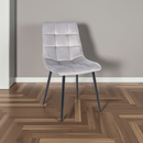 Komfortabler Esszimmerstuhl mit Samtbezug und Metallgestell