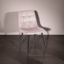 Komfortabler Esszimmerstuhl mit Samtbezug und Metallgestell