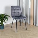 Komfortabler Esszimmerstuhl mit Samtbezug und Metallgestell