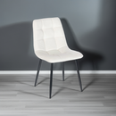 Komfortabler Esszimmerstuhl mit Samtbezug und Metallgestell