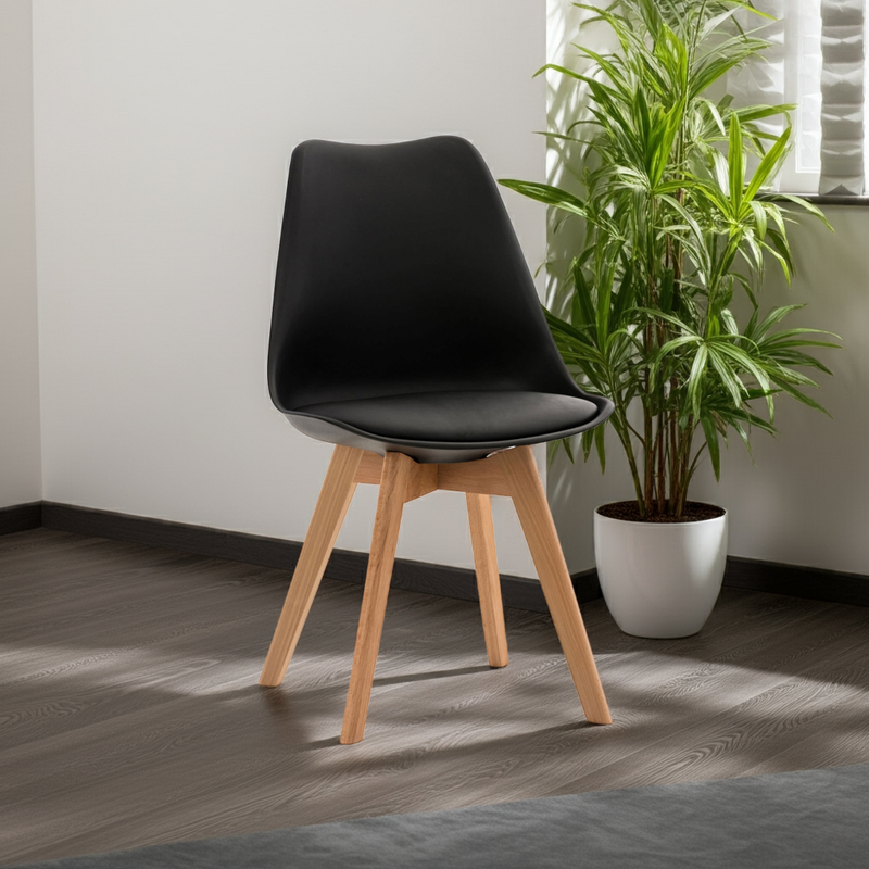 Moderner Esszimmerstuhl aus Kunststoff und Stoff mit Holzgestell